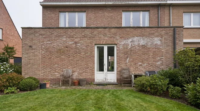 Photo AVANT — séjour fermé, petite porte-fenêtre sur le jardin