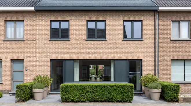 Photo APRÈS — châssis aluminium anthracite RAL 7016 texturé