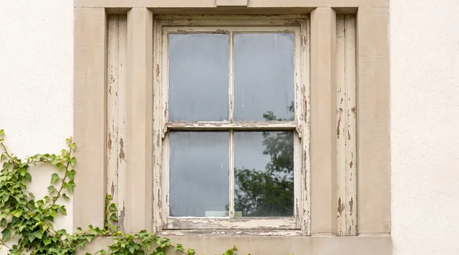 Photo AVANT — fenêtre bois simple vitrage, peinture écaillée