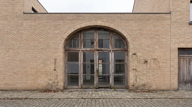 Photo AVANT — fenêtre cintrée d’origine vétuste, simple vitrage