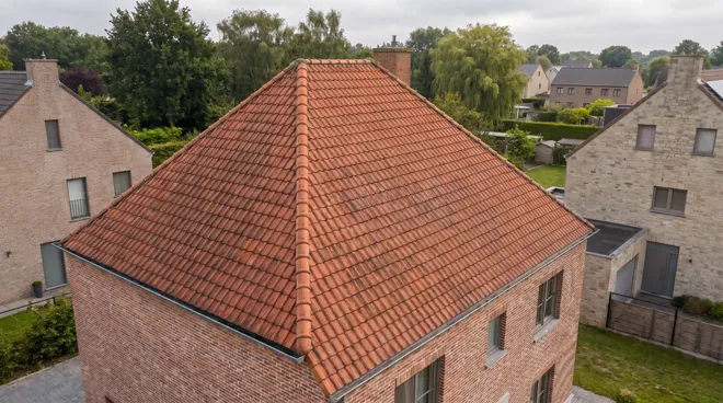 Photo AVANT — toiture vide, facture d’électricité élevée