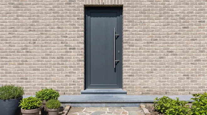 Photo APRÈS — porte alu pleine RC2 anthracite, tirant inox